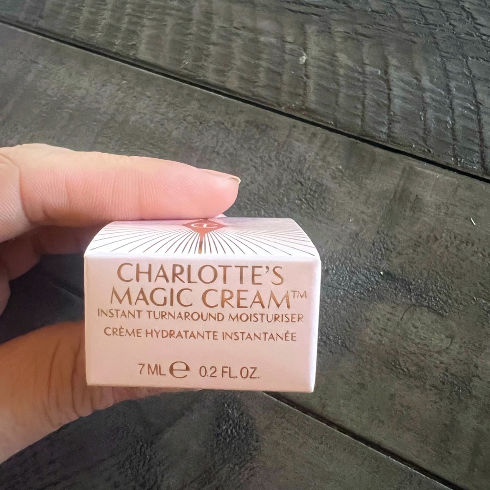 CHARLOTTE'S
MAGIC CREAM
INSTANT TURNAROUND MOISTURISER
7ML 0.2 FLOZ. Sample Size